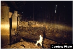 Дозиметрист Юрій Кобзар на підступах до сходів, що веде до центральної реакторної зали