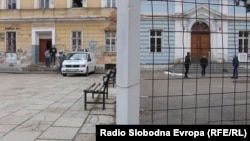 U BiH su u nekim školama i đaci podijeljeni po etničkoj pripadnosti (na fotografiji gimnazija u Travniku - jedna od dvije škole pod istim krovom)