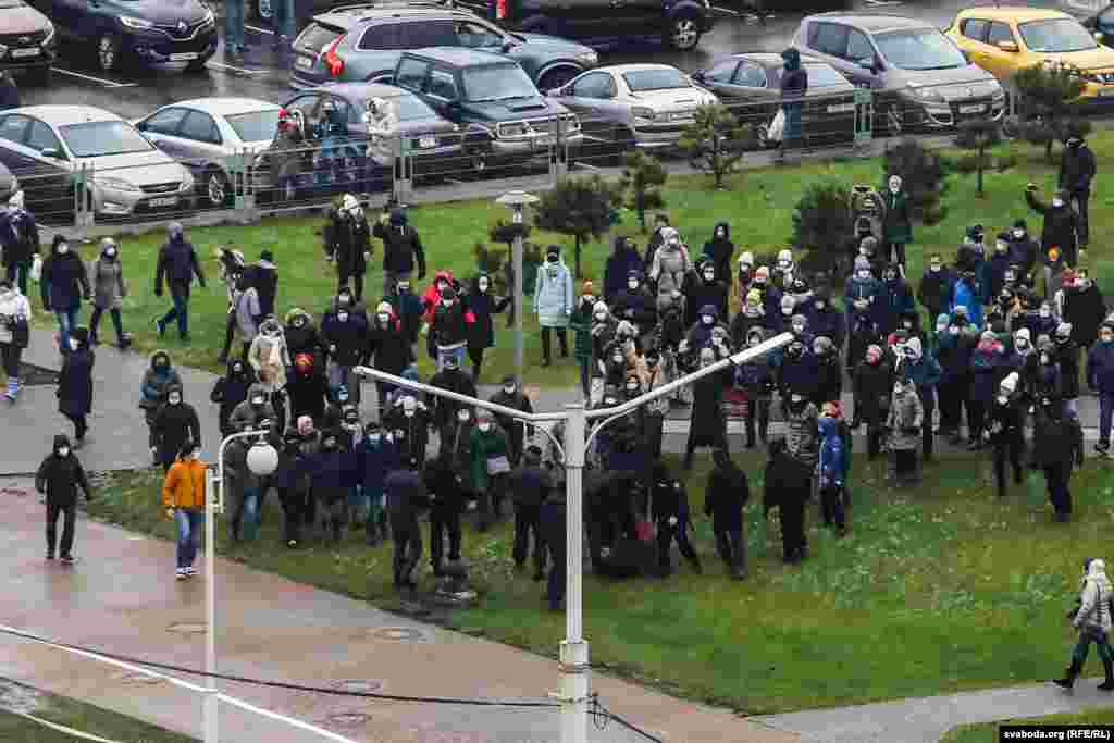 Часто люди не тікали, а, піднявши руки вгору, йшли до силовиків, змушуючи їх відступити