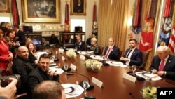 Președintele american Donald Trump s-a întâlnit la un prânz de lucru cu prședintele ucrainean Volodimir Zelenski (stânga) în Sala Cabinetului de la Casa Albă, unde se întrunește de obicei Cabinetul Trump - Washington DC, 17 octombrie 2025.