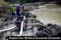 Lucrări de pompare a apei din pârâul Corund, deasupra salinei Praid.