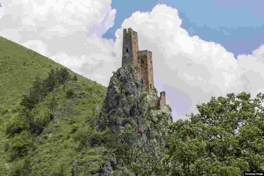 Самый известный башенный комплекс Ингушетии и всего Северного Кавказа &ndash; конечно, Вовнушки. Переводится это вроде бы милое название как "Место боевых башен".