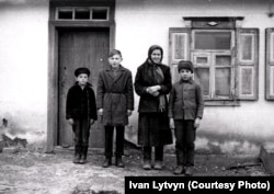 Сестра Ярина, яку Іван Литвин врятував від голоду стоїть по центру