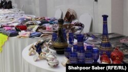 در سالهای اخیر به دلیل افزایش مشکلات اقتصادی در افغانستان میزان فروش صنایع دستی کاهش یافته است