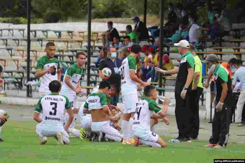 &laquo;Кара-Балта&raquo; клубунун оюнчулары тыныгуу учурунда.&nbsp; Кыргызстандын премьер-лигасы ар бир клубга коопсуздук чараларын күчөтүү боюнча тапшырмаларды берген. Ага ылайык ар бир футболчу үчүн өзүнчө суу куюлган бөтөлкө, сүлгү болушу керек.