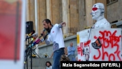 გიგა მაქარაშვილი ანტისამთავრობო დემონსტრაციებისას. 2019 წლის „გავრილოვის ღამის“ შემდგომი დემონსტრაციების სერია.