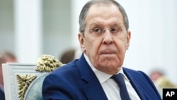 Голова МЗС Росії Лавров 20 серпня заявив, що будь-які серйозні дискусії щодо західних гарантій безпеки для України без участі Росії є «шляхом у нікуди»