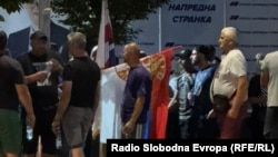 Pristalice vlasti ispred prostorija vladajuće Srpske napredne stranke tokom antivladinog protesta, 18. avgusta 2025.