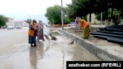 Aşgabadyň köçe süpürijileri (arhiw suraty)