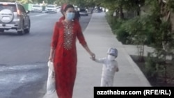 Ýüzleri maskaly eje we perzent