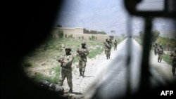 د پاکستان پوځي سرتېري په واڼه کې ګزمه کوي - د ارشیف انځور 