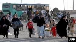 در روزهای اخیر تصاویر زیادی از موج اخراج شهروندان افغانستان از طریق مرز اسلام‌قلعه در ولایت هرات منتشر شده است