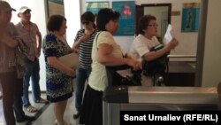 Сестра Жаната Есентаева Айжан Есентаева (справа) и адвокат Жанар Балгабаева (слева от нее) проходят в здание областного суда. Уральск, 26 мая 2016 года.