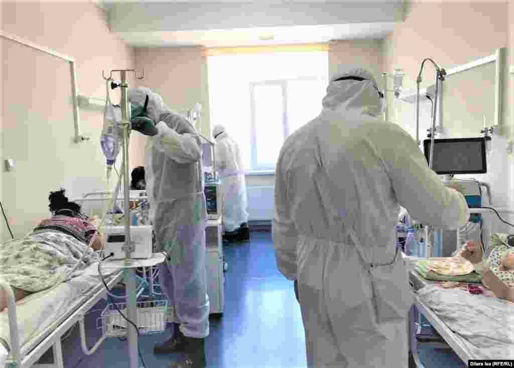 Кей науқас ауа жетпей, өкпесі қысып, демала алмай қиналғаннан кереуетті ұрып жатыр. Сөйлеуге әлі жетпеген олар дәрігерлерді қолымен ымдап шақырады. Шалқасынан жатқан адам жоқ. Дәрігерлер "шалқадан жатуға болмайды, ауа жетпей қиналады, бір қырына не етпетінен жатқызатынымыз содан" деп түсіндірді.