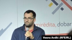 I jedni i drugi udžbenici zasnovani su na spirali nasilja: Gaši