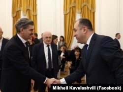 რევაზ ნადარაია და მიხეილ ყაველაშვილი საკონსტიტუციო სასამართლოში ფიცის დადების ცერემონიაზე. უკანა ფონზე კადრში ჩანს, საკონსტიტუციო სასამართლოს ყოფილი თავმჯდომარე, მერაბ ტურავა.