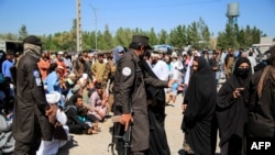 طالبان له هغو کډوالو سره چې له ایرانه ستنیدلي-ارشیف