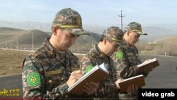 Döwlet baştutanynyň görkezmelerini ýazyp alýan ýolbaşçylar.