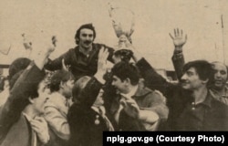 "დინამოს" კაპიტანი ალექსანდრე ჩივაძე თასით ხელში