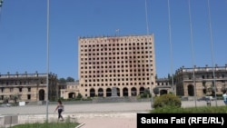 Suhumi, Georgia 2016: Fostul sediu al guvernului abhaz, clădire distrusă în timpul războiului de cinci zile