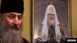Голова УПЦ (Московського патріархату) митрополит Онуфрій (Березовський) у своїй резиденції. А на стіні – портрет Московського патріарха Кирила, глави РПЦ. Київ, 4 січня 2017 року
