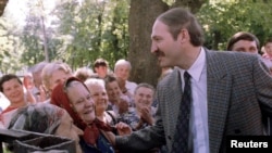 Олександр Лукашенко під час виборчої кампанії 1994 року. Ще не президент. 10 липня 1994 року