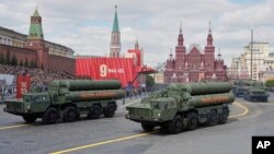 Sisteme rusești de apărare antiaeriană S-400, participând la parada din Piața Roșie, pe 9 mai 2025