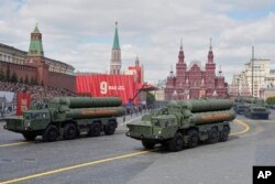 Пусковые установки российской зенитно-ракетной системы С-400 во время военного парада в честь Дня Победы в Москве, Россия, в пятницу, 9 мая 2025 года, во время празднования 80-й годовщины победы Советского Союза над нацистской Германией во Второй мировой войне