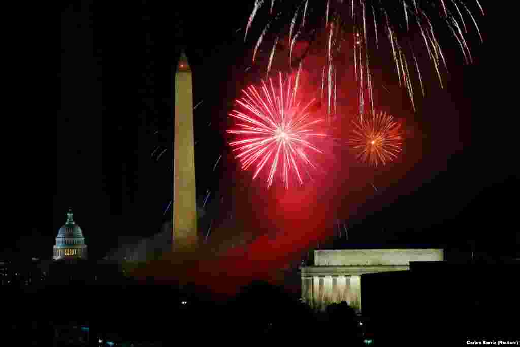 Инаугурациядан кийин Вашингтондогу Линкольн мемориалындагы "Американы майрамдоо" иш-чарасы учурунда атылган салют.&nbsp;