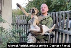 Аляксей Аўдзей са сваім сабакам Жмыхом, якога падабраў на вайне. Фота з прыватнага архіву