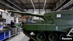 Канцлер Германии Шольц и министр обороны Писториус посещают будущее место строительства оружейного завода в Унтерлюссе. Арихвное фото