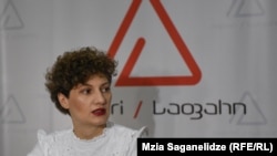 „საფარი“, რომლის ხელმძღვანელია უფლებადამცველი ბაია პატარაია, ანგარიშების დაყადაღებას ეხმაურება