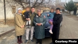 Азамат Нурмат уулу (второй слева) с родными