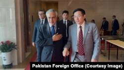 اسحق ډار په چين کې 