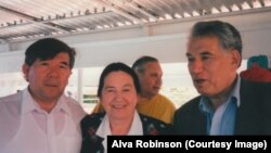 Мухтар Шаханов (солдо),  Чыңгыз Айтматов (оңдо) жана  профессор Илзе Циртаутас. “Ысык-Көл шеринеси”, Кыргызстан. 18.7.1997.