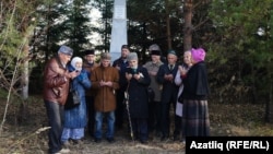 Казан шәһитләре һәйкәле янында дога кылу