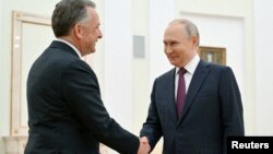 دیدار ولادیمیر پوتین (راست) با استیو ویتکاف، نماینده دونالد ترامپ