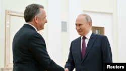 Уиткофф (слева) и Путин в апреле