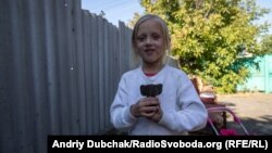 За даними ЮНІСЕФ, понад 200 тисяч дітей проживають у 20-кілометровій зоні по обидві сторони від лінії розмежування, що сильно забруднена мінами й іншими вибухонебезпечними залишками війни (на фото 6-річна Тома, поранена міною в 2017 році)