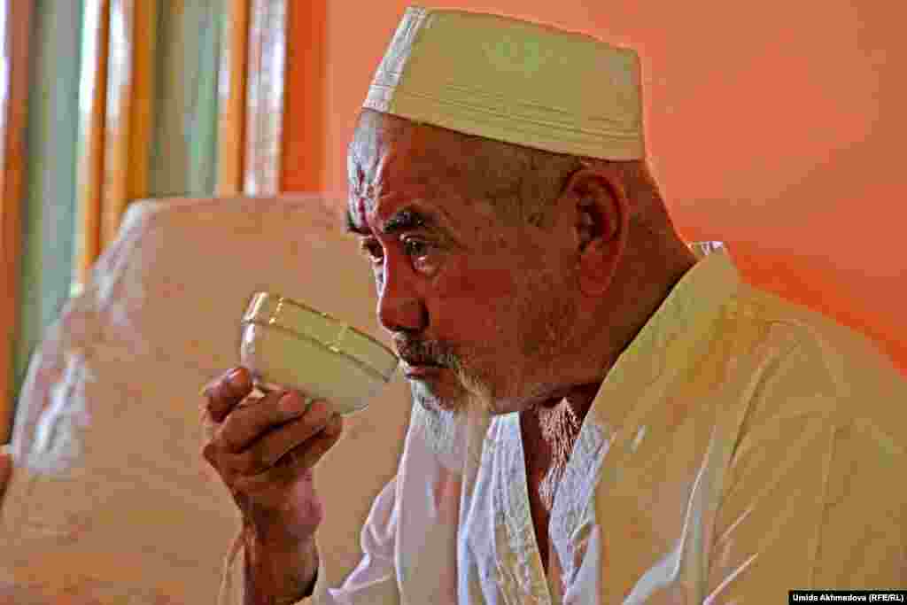 Бектұрсын Зариповтің ұлдары - табысты кәсіпкерлер, сол себепті бақуатты тұрады. Бірақ жастардың арасында &quot;Қазақстанға көшу&quot; туралы ойдың бар екені байқалады. Оны Бектұрсын ағаның өз іші де сезеді.