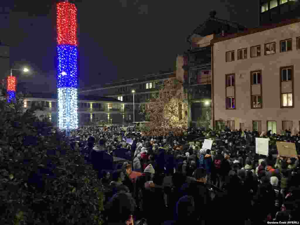 Kako su javili novinari Radija Slobodna Evropa, pred zgradom RTS-a u kojoj je studio iz kog se emituje centralna informativna emisija Dnevnik, okupilo se više hiljada studenata koji su uzvikivali "Pustite nas uživo".