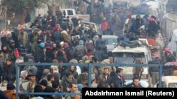 Алеппонун чыгышынан эвакуацияны күткөндөр. 16-декабрь, 2016 -жыл. 