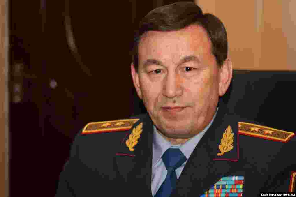 Қазақстан ішкі істер министрі Қалмұханбет Қасымов Жаңаөзенде журналистермен кездесуде "полиция қаруды заң негізінде қолданды" деп мәлімдеді. Жаңаөзен, 18 желтоқсан 2011 жыл.