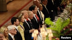 Președintele american Donald Trump stă între Prințesa de Wales și Regele Charles, în timpul banchetului de stat la Castelul Windsor. 17 septembrie 2025.