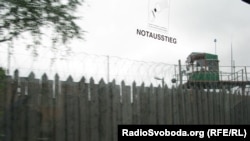 За цим парканом і колючим дротом – штрафний ізолятор, в якому у 1937-му відбували свої останні земні години жертви Сандармоху. 2009 рік. Фото Юрія Шаповала.
