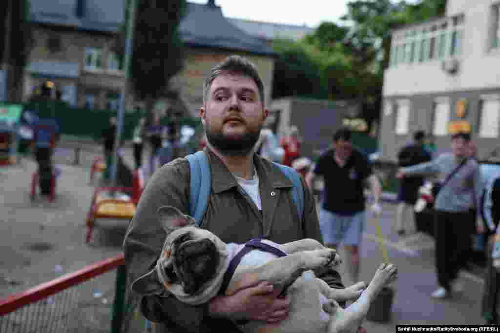 Кияни біля будинку, який зазнав пошкоджень під час російської повітряної атаки. 6 червня 2025 року