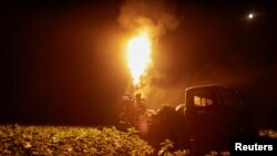 Украинский военный ведет огонь из зенитной пулеметной установки ЗПУ-2 по российскому дрону в Харьковской области, июль 2025 года