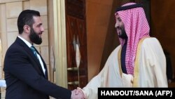 Sundimtari i ri sirian, Ahmed al-Sharaa dhe Princi saudit i Kurorës,  Mohammed bin Salman. Riad, 2 shkurt 2025. 