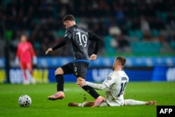 Mesfushori i Sllovenisë Tomi Horvat (djathtas) mundohet ta ndalë mbrojtësin e Kosovës, Dion Gallapeni, në një duel për top gjatë ndeshjes kualifikuese për Kupën e Botës 2026.