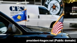 Flamuri amerikan dhe ai i Kosovës në një veturë zyrtare. Fotografi ilustruese.  